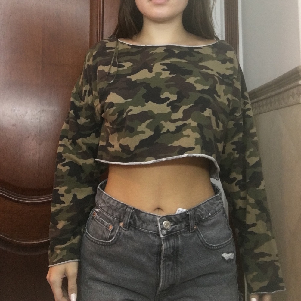 cropped camo long sleeve top